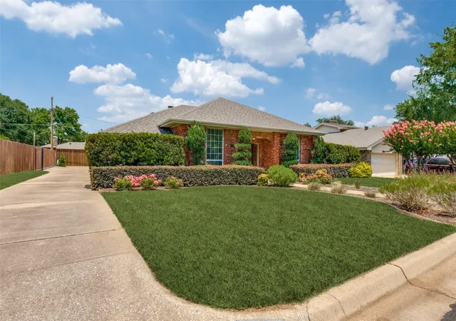 Photo 3 of Sale Pending at 1005 De Pauw Dr, Arlington, TX 76012 | MLS# 21328776 | Listing updated on 2026-09-14
