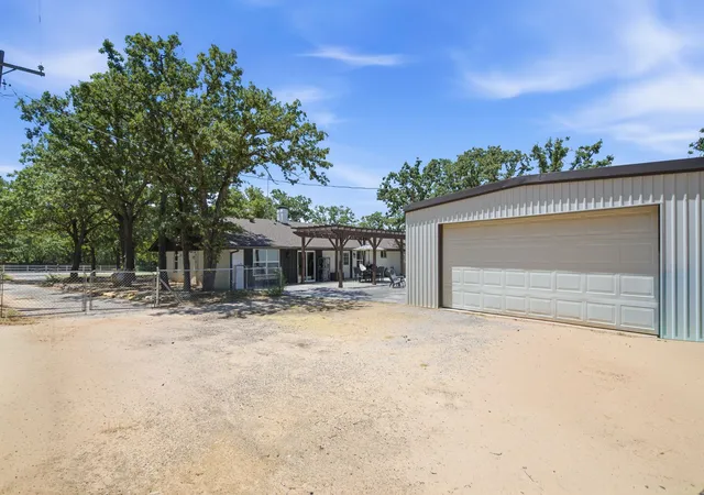 Photo 3 of Single family home for sale at 924 Fm 1708, Weatherford, TX 76087 | MLS# 21324926 | Listing updated on 2026-09-19