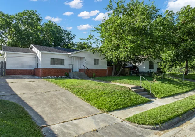 Photo 2 of Sale Pending at 3804 Belmont Dr, Waco, TX 76711 | MLS# 21327770 | Listing updated on 2026-09-09