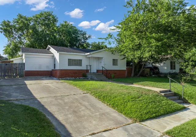 Photo 3 of Sale Pending at 3804 Belmont Dr, Waco, TX 76711 | MLS# 21327770 | Listing updated on 2026-09-09