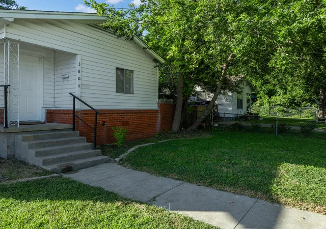 Photo 4 of Sale Pending at 3804 Belmont Dr, Waco, TX 76711 | MLS# 21327770 | Listing updated on 2026-09-09