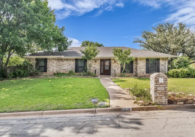 Photo 1 of Single family home for sale at 7101 Country Club Rd, Waco, TX 76710 | MLS# 21327043 | Listing updated on 2026-09-15