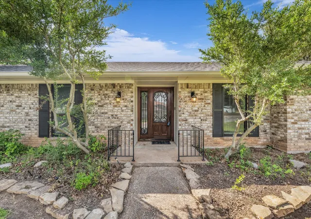 Photo 2 of Single family home for sale at 7101 Country Club Rd, Waco, TX 76710 | MLS# 21327043 | Listing updated on 2026-09-15