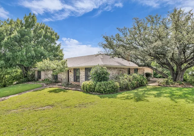 Photo 3 of Single family home for sale at 7101 Country Club Rd, Waco, TX 76710 | MLS# 21327043 | Listing updated on 2026-09-15