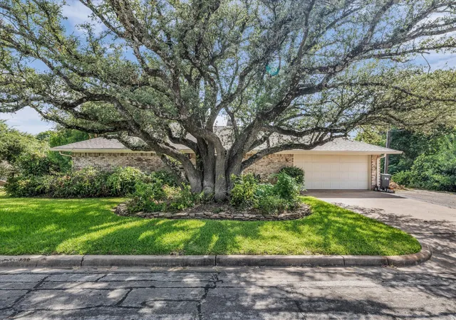 Photo 3 of Single family home for sale at 7101 Country Club Rd, Waco, TX 76710 | MLS# 21327043 | Listing updated on 2026-09-15