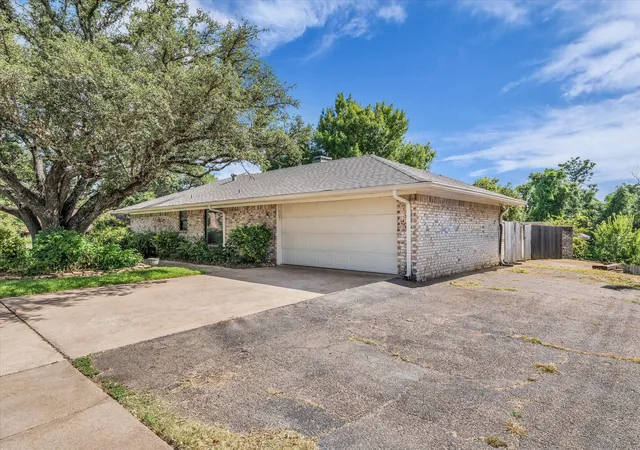 Photo 4 of Single family home for sale at 7101 Country Club Rd, Waco, TX 76710 | MLS# 21327043 | Listing updated on 2026-09-15