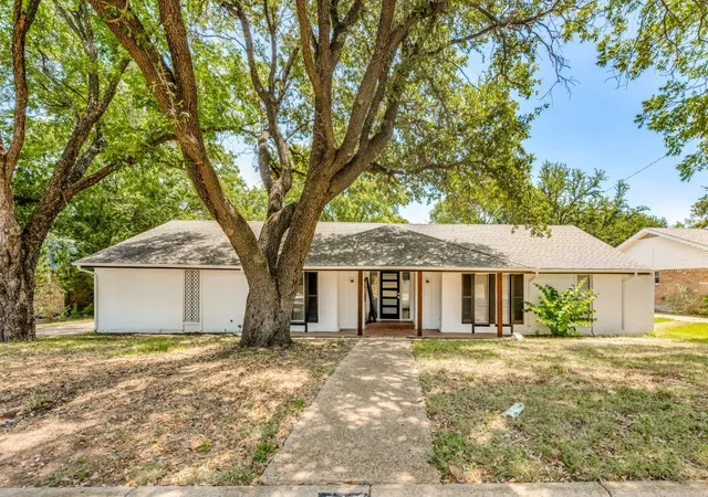 Single family home for sale at 317 Cedar Creek Ct, Fort Worth, TX 76103 | MLS# 21327212
