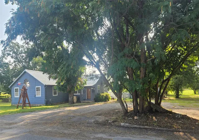Photo 1 of Single family home for sale at 304 N Victor St, Comanche, TX 76442 | MLS# 21316563 | Listing updated on 2026-09-08