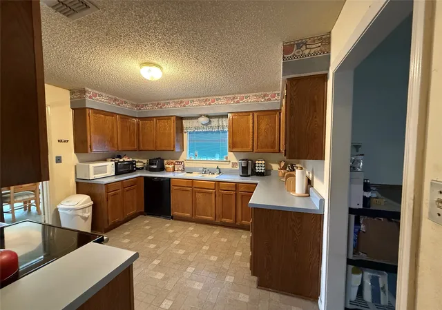 Photo 4 of Sale Pending at 2123 Turf Club Dr, Arlington, TX 76017 | MLS# 21329666 | Listing updated on 2026-07-28