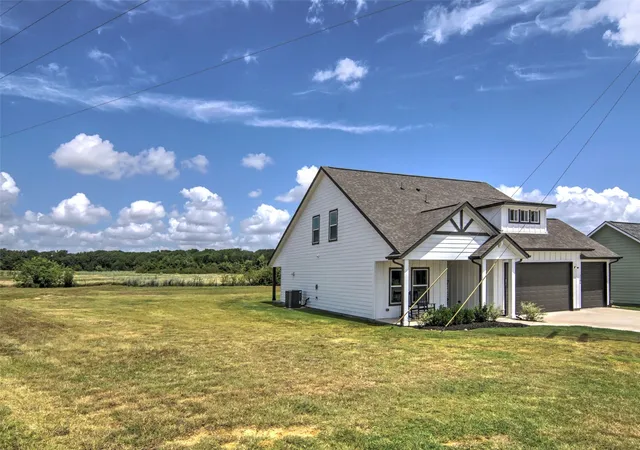 Photo 2 of Single family home for sale at 7206 Treaty Oaks Blvd, Granbury, TX 76048 | MLS# 21320603 | Listing updated on 2026-09-13