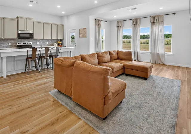 Photo 4 of Single family home for sale at 7206 Treaty Oaks Blvd, Granbury, TX 76048 | MLS# 21320603 | Listing updated on 2026-09-13