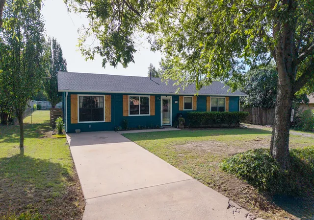 Photo 1 of Single family home for sale at 109 S Shaw St, Whitewright, TX 75491 | MLS# 21328653 | Listing updated on 2026-09-11