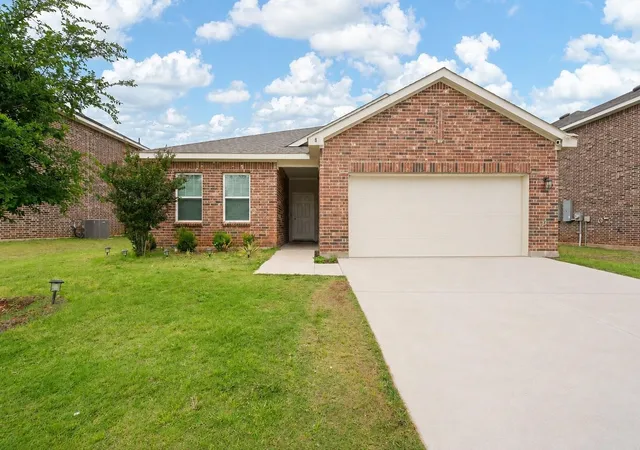 Photo 2 of Single family home for sale at 8 Glen Crossings Rd, Fort Worth, TX 76134 | MLS# 21329522 | Listing updated on 2026-09-14