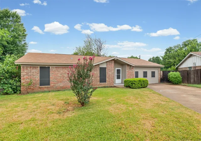 Photo 1 of Sale Pending at 1915 Westover Ct, Arlington, TX 76015 | MLS# 21330334 | Listing updated on 2026-09-11