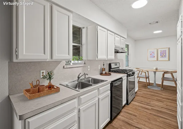 Photo 3 of Sale Pending at 1915 Westover Ct, Arlington, TX 76015 | MLS# 21330334 | Listing updated on 2026-09-11
