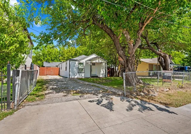 Photo 2 of Single family home for sale at 548 Ezekial Ave, Dallas, TX 75217 | MLS# 21327436 | Listing updated on 2026-09-11
