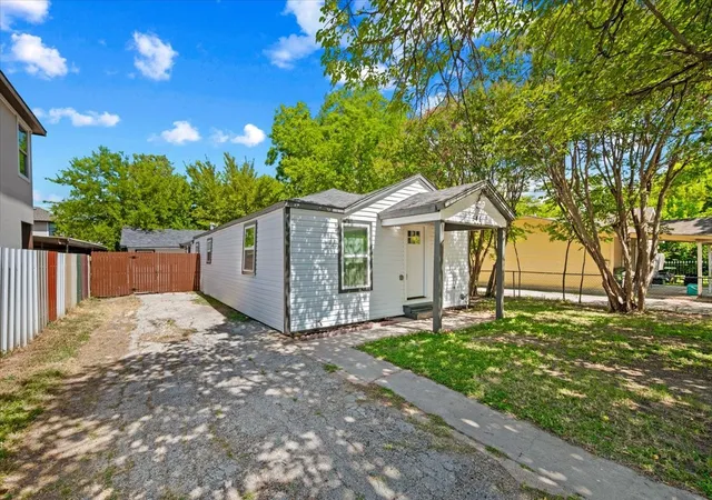 Photo 3 of Single family home for sale at 548 Ezekial Ave, Dallas, TX 75217 | MLS# 21327436 | Listing updated on 2026-09-11