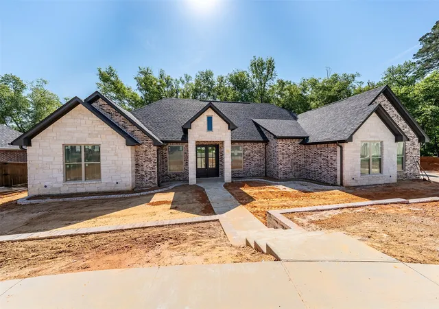 Photo 1 of Single family home for sale at 2546 Barton Creek Cir, Tyler, TX 75703 | MLS# 21330514 | Listing updated on 2026-10-03