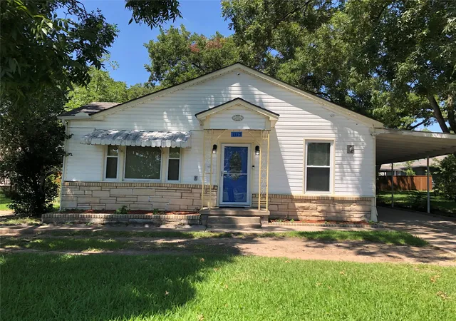 Photo 1 of Single family home for sale at 1115 W Lamar St, Sherman, TX 75092 | MLS# 21329818 | Listing updated on 2026-09-14