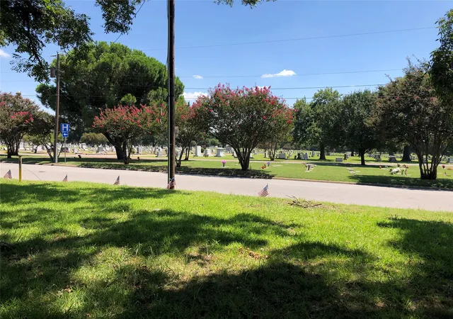 Photo 4 of Single family home for sale at 1115 W Lamar St, Sherman, TX 75092 | MLS# 21329818 | Listing updated on 2026-10-05