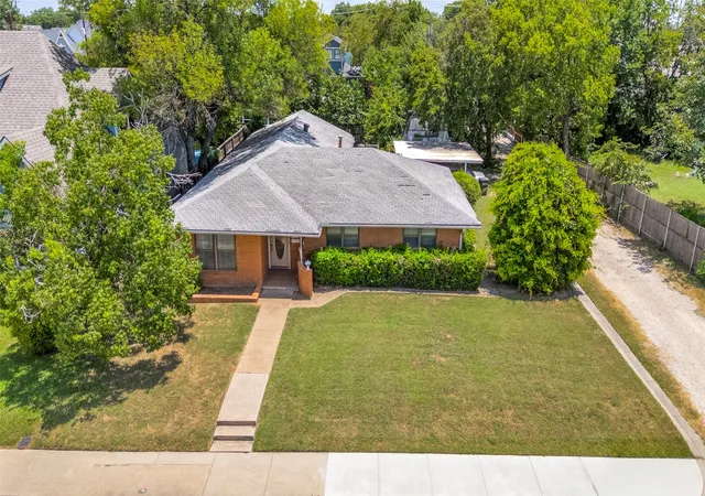 Photo 1 of Single family home for sale at 311 S Dooley St, Grapevine, TX 76051 | MLS# 21327470 | Listing updated on 2026-09-18