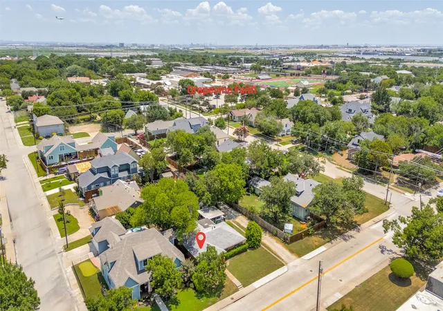 Photo 3 of Single family home for sale at 311 S Dooley St, Grapevine, TX 76051 | MLS# 21327470 | Listing updated on 2026-09-18