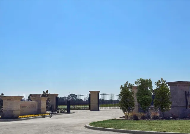 Photo 3 of Sale Pending at 5647 Taylor Trl, Arlington, TX 76017 | MLS# 21330758 | Listing updated on 2026-09-08