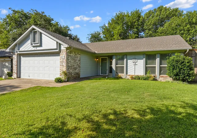 Photo 1 of Sale Pending at 207 Mapleridge Dr, Rockwall, TX 75032 | MLS# 21328917 | Listing updated on 2026-09-14