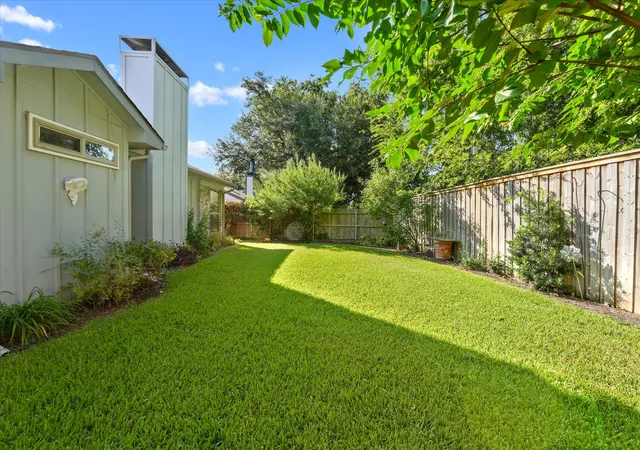 Photo 3 of Sale Pending at 207 Mapleridge Dr, Rockwall, TX 75032 | MLS# 21328917 | Listing updated on 2026-09-14