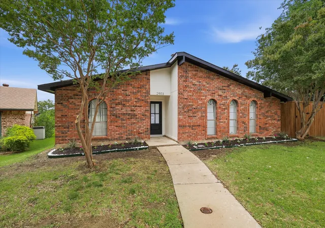 Photo 3 of Single family home for sale at 2903 Winterberry Dr, Carrollton, TX 75007 | MLS# 21331015 | Listing updated on 2026-09-08