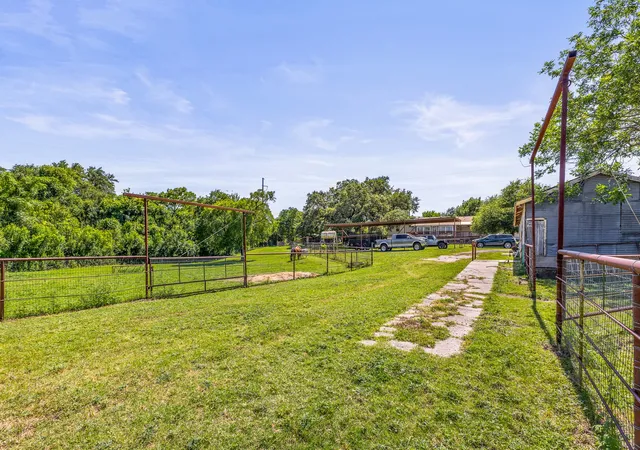 Photo 3 of Sale Pending at 1305 S Old Temple Rd, Lorena, TX 76655 | MLS# 21331346 | Listing updated on 2026-09-15