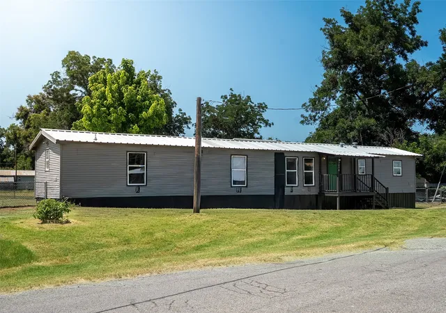 Photo 1 of Manufactured home for sale at 7058 Cimmaron Trl, Weatherford, TX 76087 | MLS# 21330418 | Listing updated on 2026-07-31