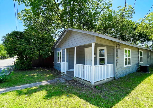 Photo 1 of Single family home for sale at 1107 Hall St, Mc Kinney, TX 75069 | MLS# 21331451 | Listing updated on 2026-09-22
