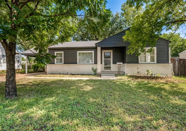 Photo 1 of Sale Pending at 209 W 12th St, Irving, TX 75060 | MLS# 21331384 | Listing updated on 2026-09-22