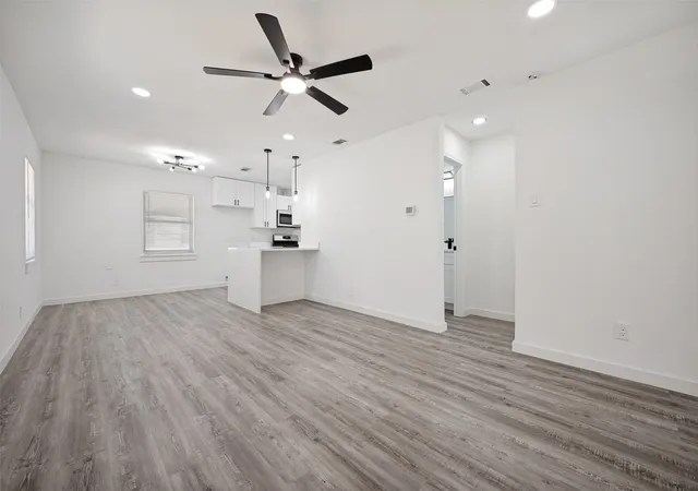 Photo 2 of Sale Pending at 209 W 12Th St, Irving, TX 75060 | MLS# 21331384 | Listing updated on 2026-09-22