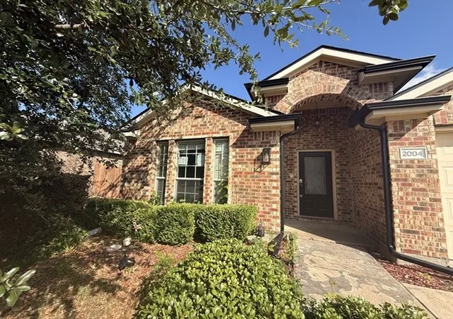 Photo 2 of Sale Pending at 2004 Samantha Ln, Heartland, TX 75126 | MLS# 21331594 | Listing updated on 2026-09-21