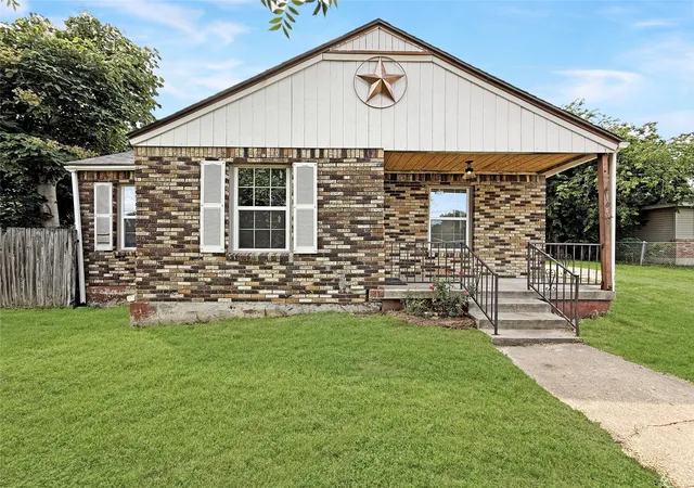 Photo 1 of Single family home for sale at 104 S 6th St, Godley, TX 76044 | MLS# 21331245 | Listing updated on 2026-09-15