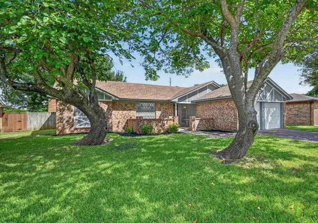 Photo 2 of Single family home for sale at 3619 Ceran Dr, Arlington, TX 76016 | MLS# 21325892 | Listing updated on 2026-09-12