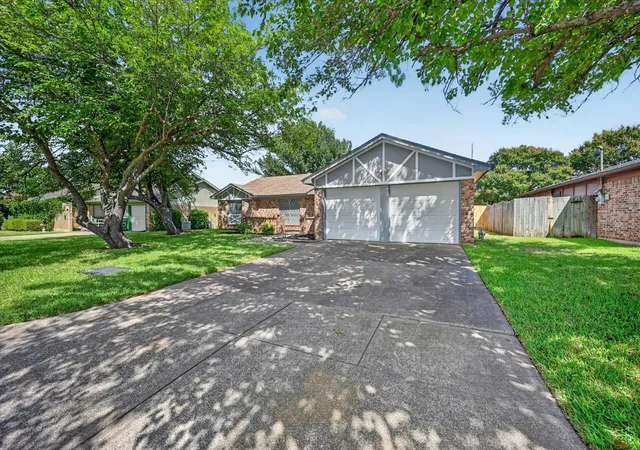 Photo 3 of Single family home for sale at 3619 Ceran Dr, Arlington, TX 76016 | MLS# 21325892 | Listing updated on 2026-09-12