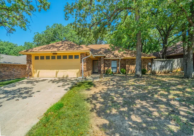 Photo 1 of Single family home for sale at 2119 Turf Club Dr, Arlington, TX 76017 | MLS# 21331660 | Listing updated on 2026-10-06