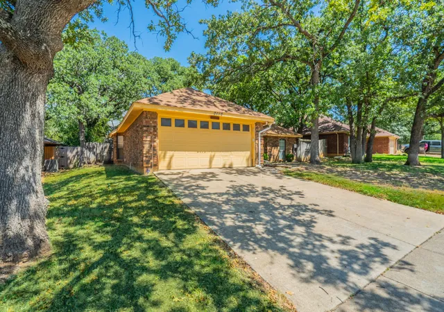 Photo 2 of Single family home for sale at 2119 Turf Club Dr, Arlington, TX 76017 | MLS# 21331660 | Listing updated on 2026-10-06