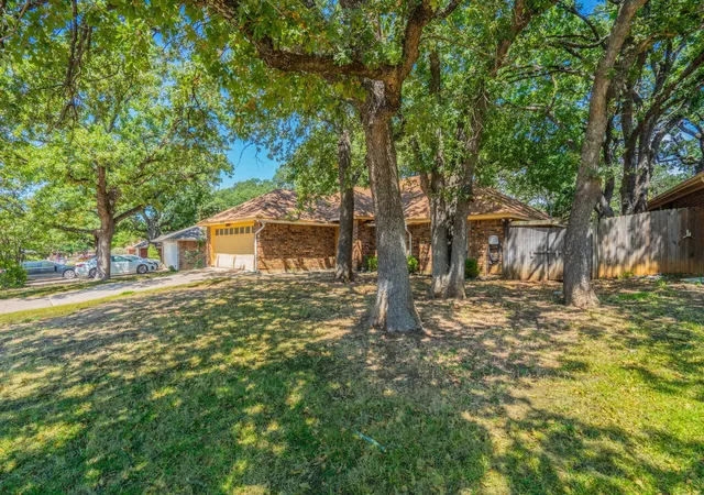 Photo 3 of Single family home for sale at 2119 Turf Club Dr, Arlington, TX 76017 | MLS# 21331660 | Listing updated on 2026-10-06