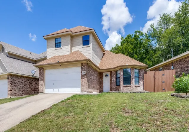 Photo 2 of Single family home for sale at 4220 Canyon Trl, Fort Worth, TX 76135 | MLS# 21328303 | Listing updated on 2026-09-12