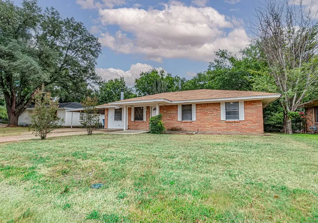 Photo 1 of Single family home for sale at 1409 Crestview Dr, Kaufman, TX 75142 | MLS# 21331385 | Listing updated on 2026-10-02