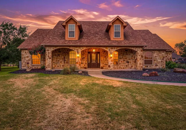 Photo 1 of Single family home for sale at 910 Mallard Pointe Dr, Granbury, TX 76049 | MLS# 21329894 | Listing updated on 2026-08-02