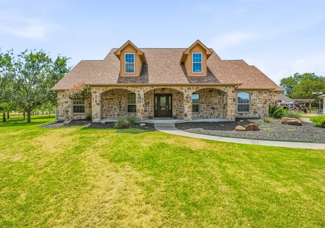 Photo 2 of Single family home for sale at 910 Mallard Pointe Dr, Granbury, TX 76049 | MLS# 21329894 | Listing updated on 2026-08-02