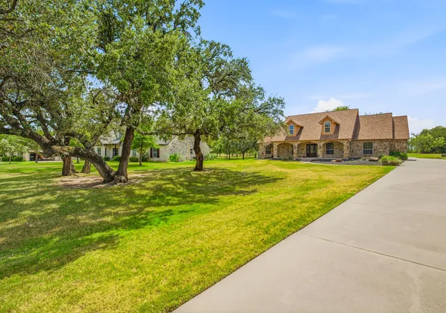 Photo 3 of Single family home for sale at 910 Mallard Pointe Dr, Granbury, TX 76049 | MLS# 21329894 | Listing updated on 2026-08-02