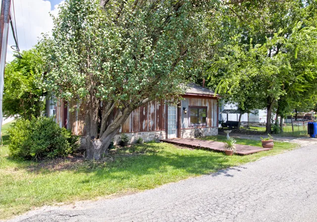 Photo 3 of Single family home for sale at 12 Old Shawnee Trail Dr, Gordonville, TX 76245 | MLS# 21324648 | Listing updated on 2026-09-08