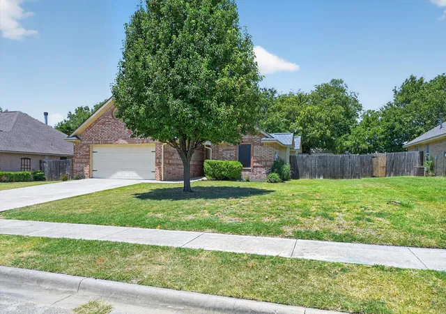 Photo 4 of Single family home for sale at 127 N Point Dr, Krum, TX 76249 | MLS# 21330749 | Listing updated on 2026-09-13