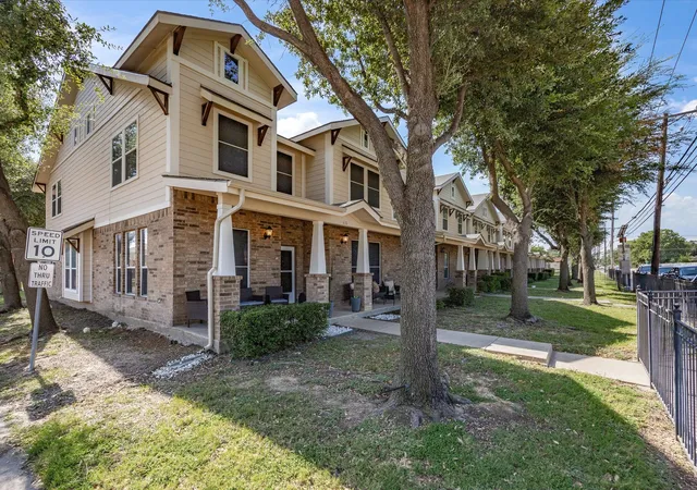 Photo 3 of Townhouse for sale at 676 S Charles St, Lewisville, TX 75057 | MLS# 21332111 | Listing updated on 2026-09-13